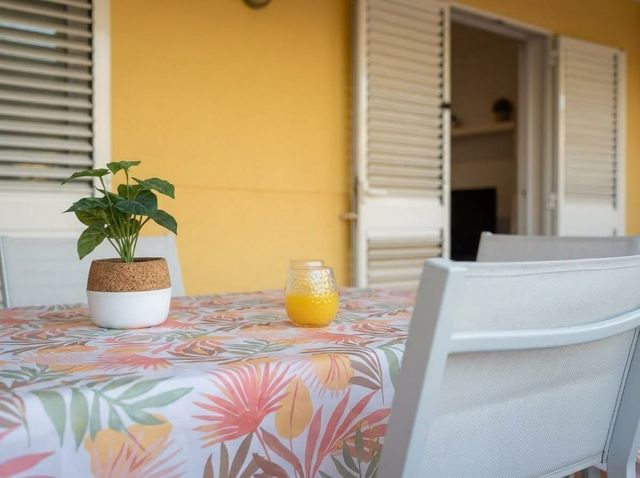 Detalle de la mesa de la terraza
