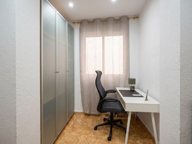 Dormitorio con armario y escritorio