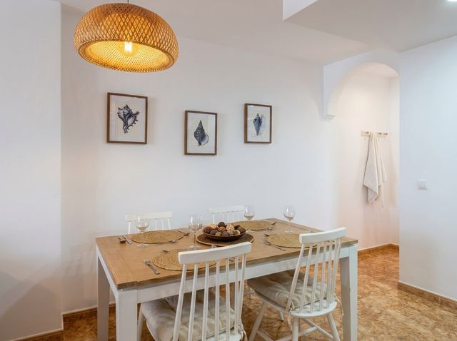Comedor con mesa y sillas