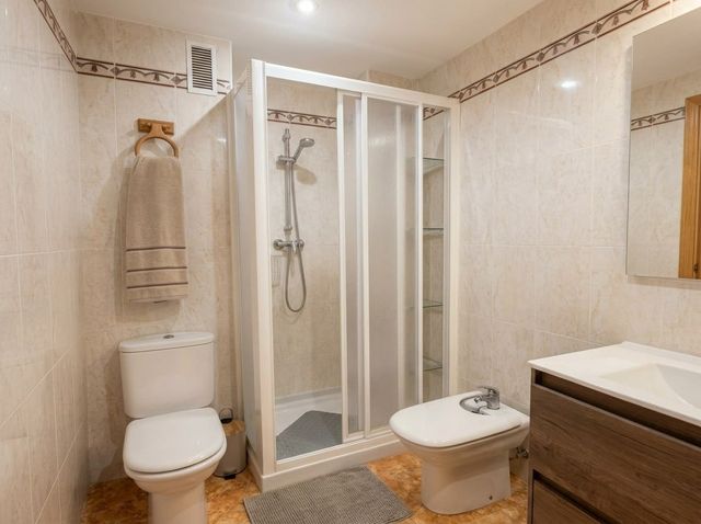 Baño con plato de ducha y mampara