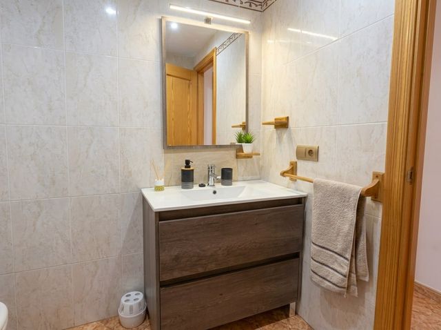 Baño con lavabo y espejo