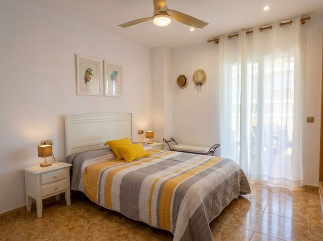 Dormitorio con cama de 1,50 m y ventilador de techo