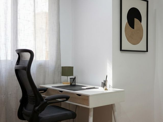 Zona de escritorio junto a la ventana