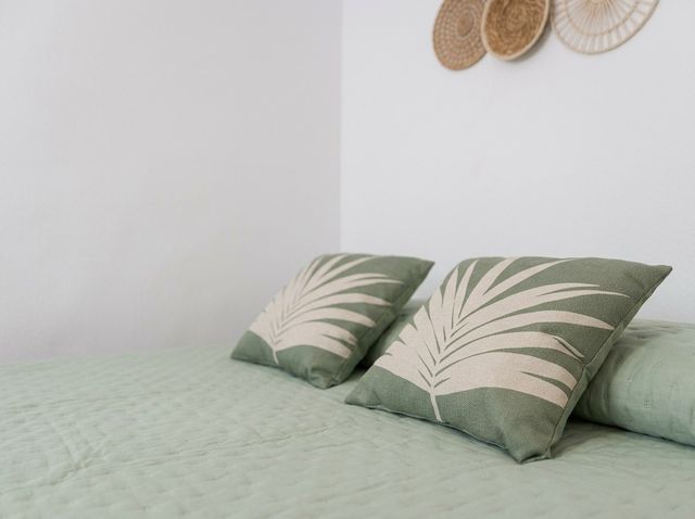 Detalle de la cama con cojines