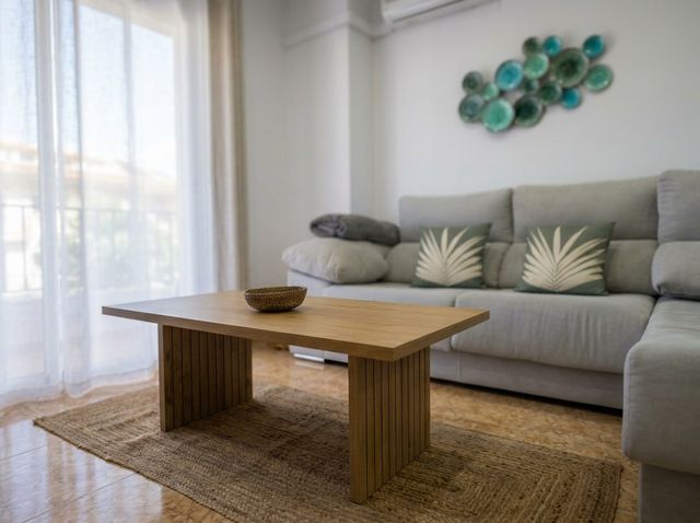 Salón con sofá y mesa de centro