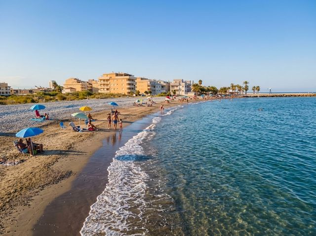 Playa de arena y orilla
