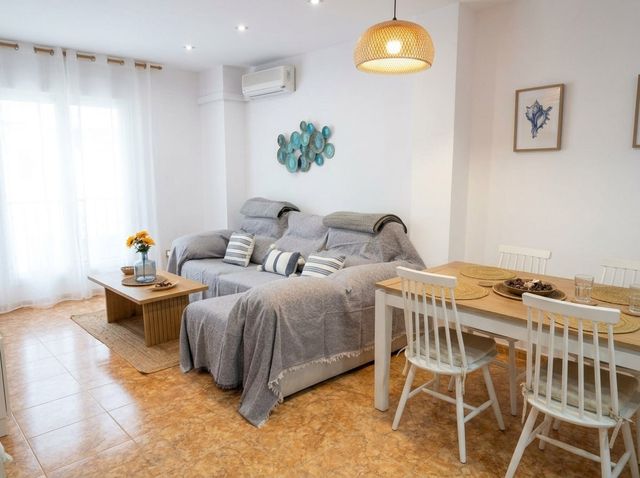 Salón con sofá y mesa de comedor