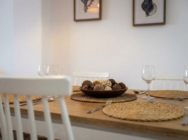 Mesa del comedor con vasos y centro