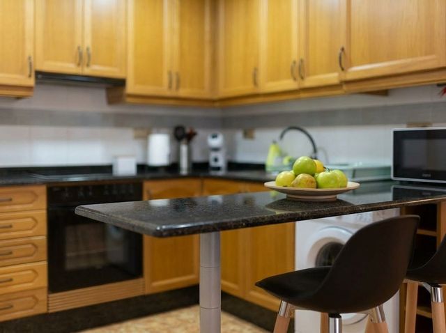 Cocina con barra y encimera
